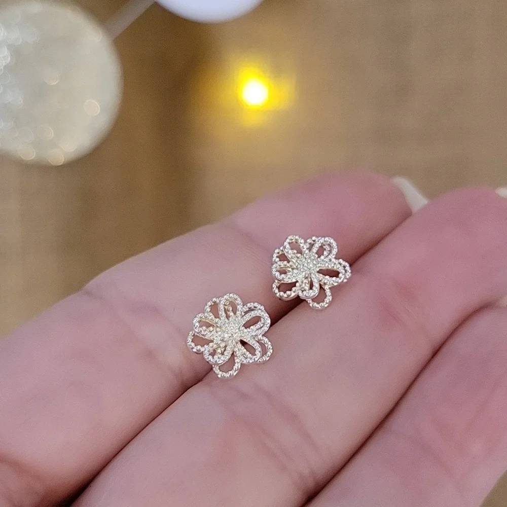 LOOP BLOSSOM STUD EARRINGS - Picture 4 of 7